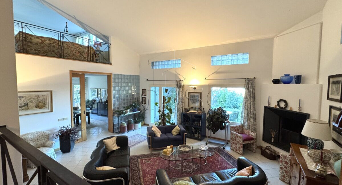 Villa in posizione panoramica con ampio parco privato