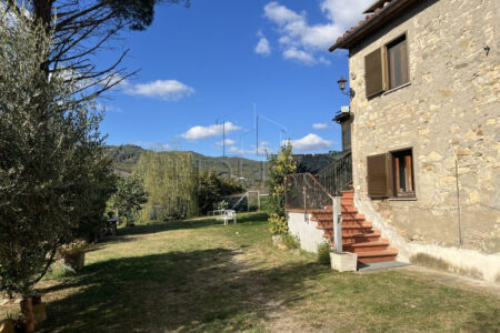 Ampio casale con terreno