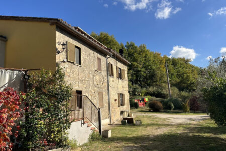 Ampio casale con terreno