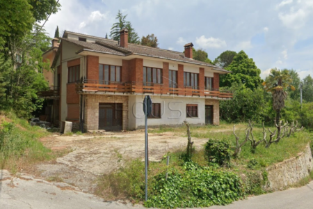 Villa di ampia metratura a pochi passi dal centro di Montone