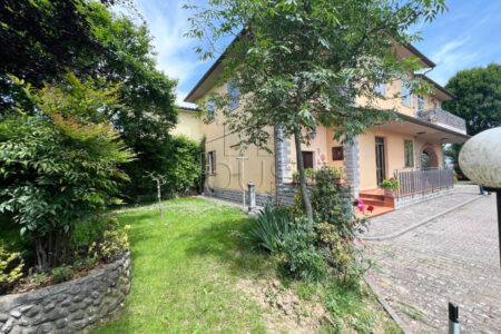 Casa singola con due appartamenti indipendenti