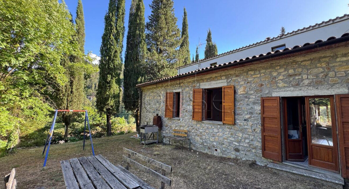 Casa singola con annesso e 3 ettari di terreno