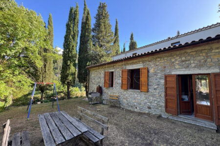 Casa singola con annesso e 3 ettari di terreno