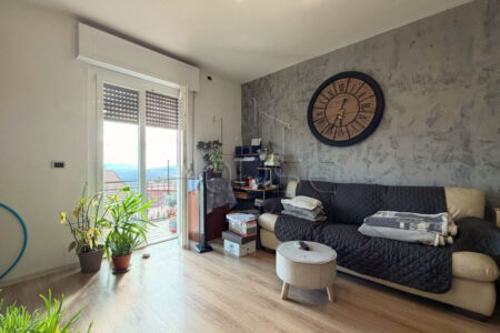 Appartamento ristrutturato con soffitta abitabile e garage