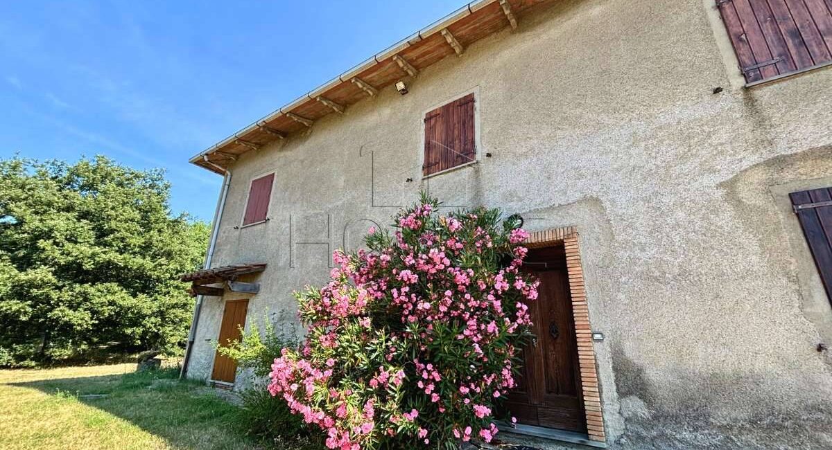 Porzione di casolare con 20 ettari di terreno