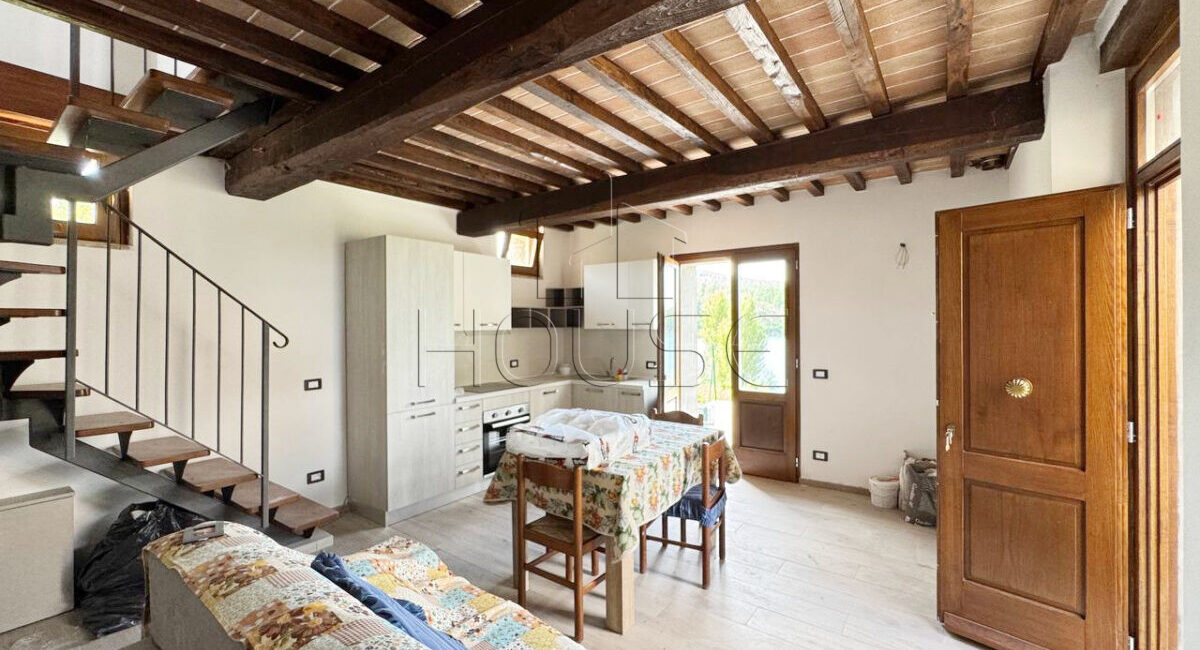 Porzione di casolare con annesso ristrutturato e giardino