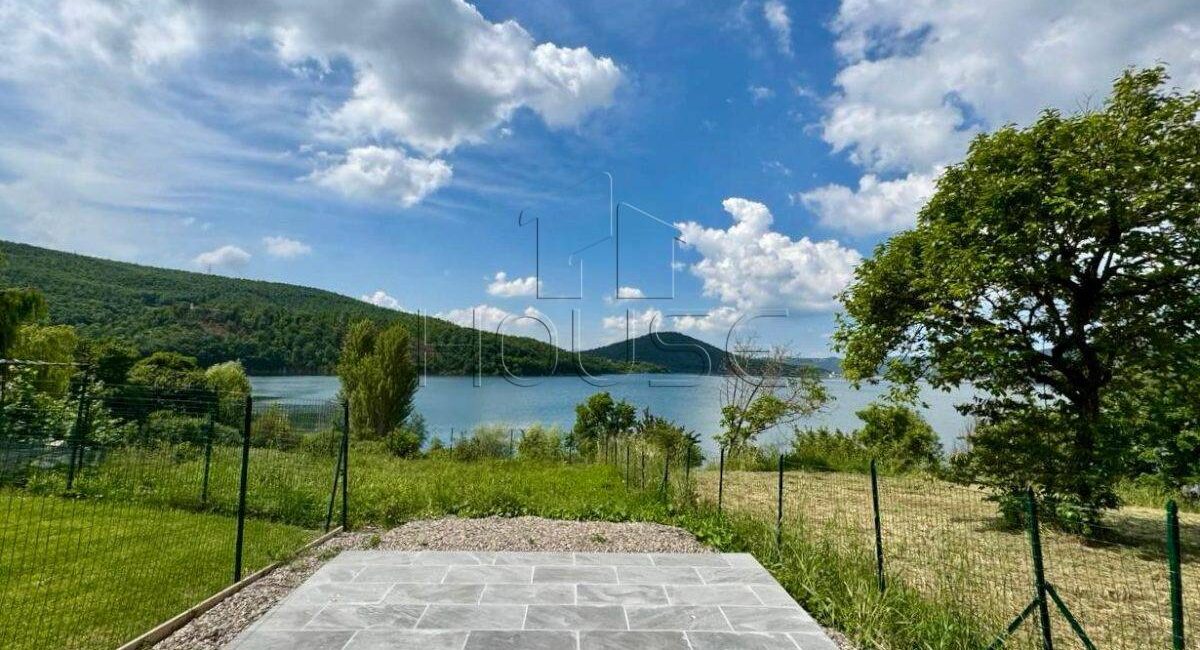 Porzione di casolare con annesso ristrutturato e giardino