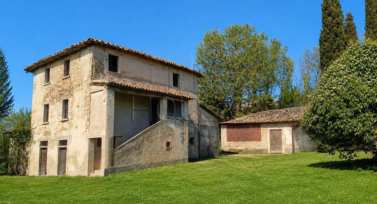 Complesso colonico con terreno