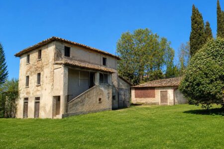 Complesso colonico con terreno