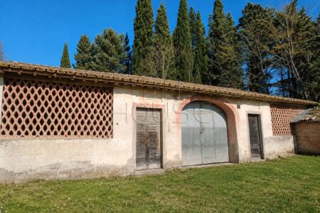 Complesso colonico con terreno