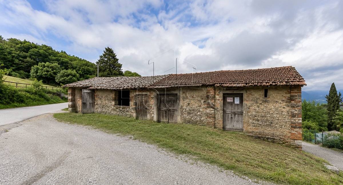 Rudere con terreno per piano di recupero
