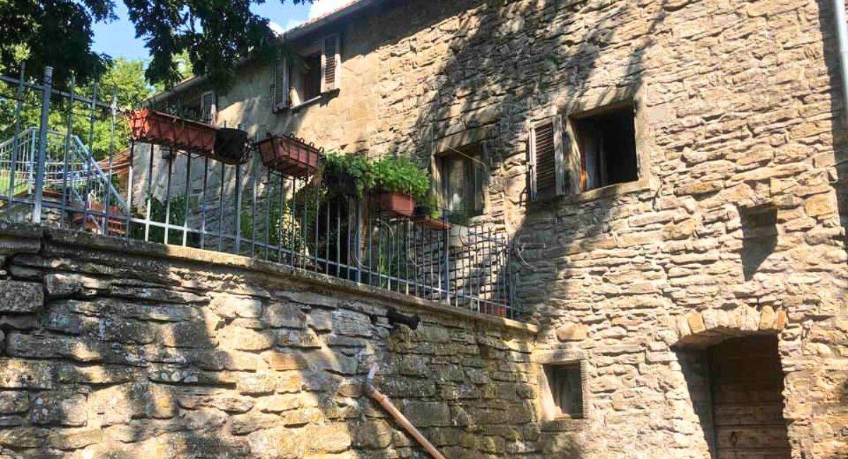 Porzione di casolare con tre appartamenti e piscina