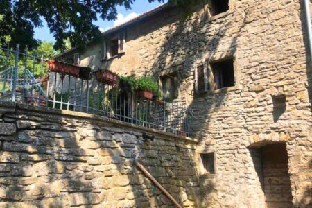 Porzione di casolare con tre appartamenti e piscina