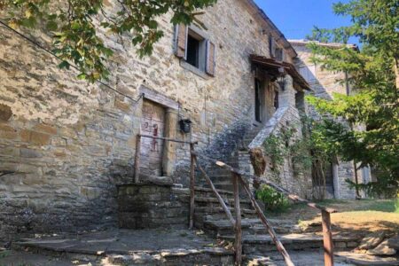Porzione di casolare con tre appartamenti e piscina