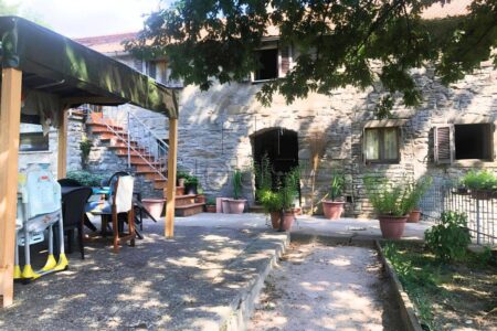 Porzione di casolare con tre appartamenti e piscina