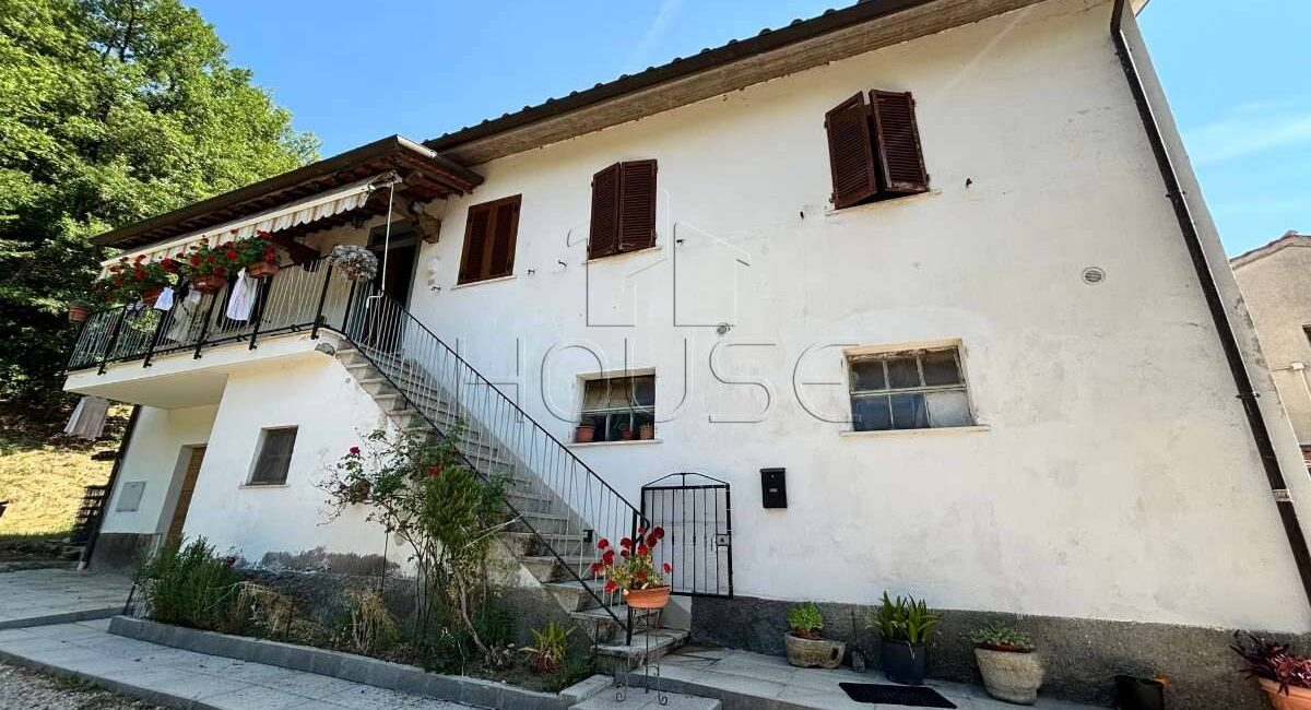 Casa singola in campagna con annessi e terreno