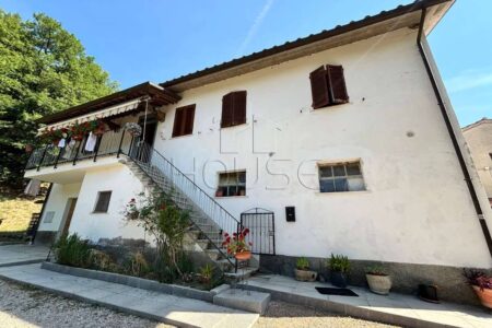 Casa singola in campagna con annessi e terreno