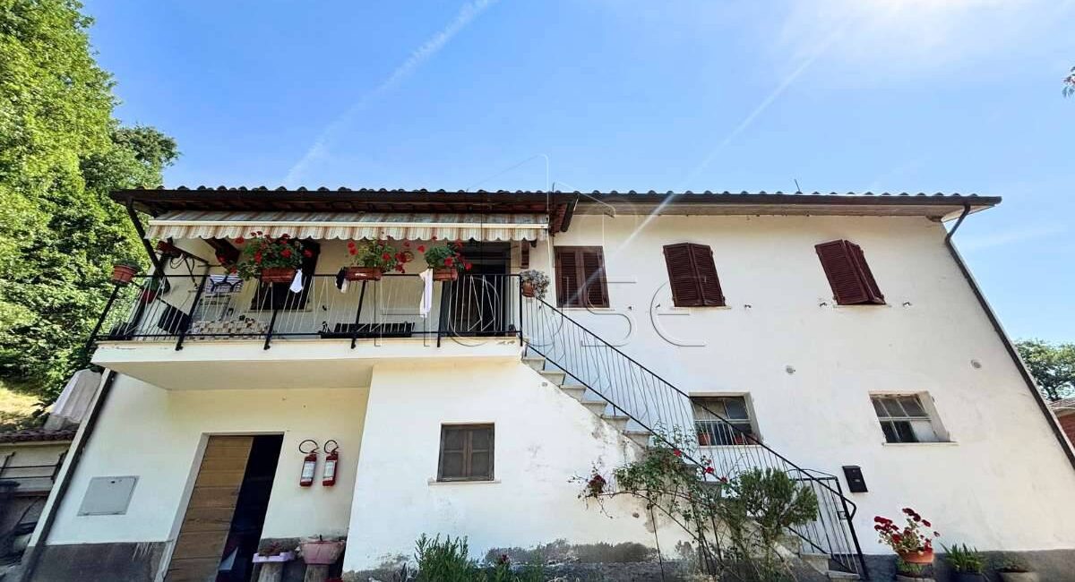 Casa singola in campagna con annessi e terreno