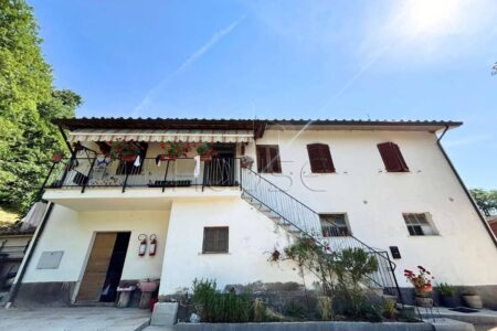 Casa singola in campagna con annessi e terreno