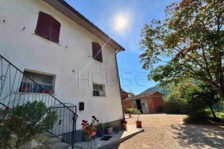 Casa singola in campagna con annessi e terreno