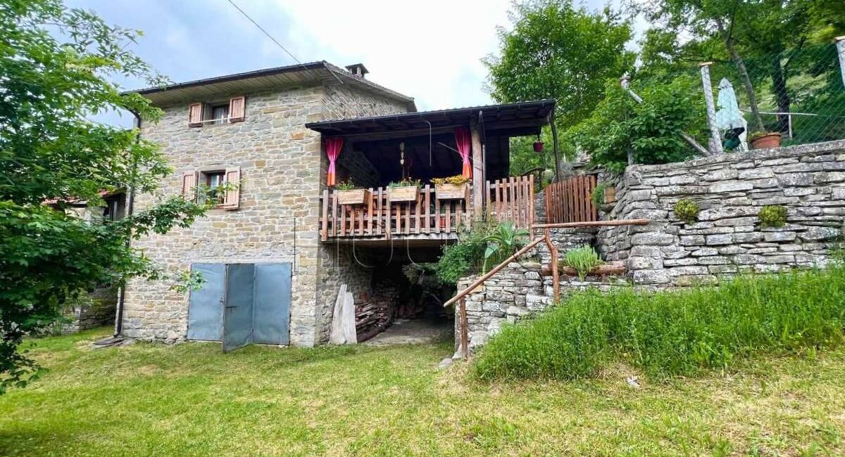 Porzione di casolare in pietra immersa nel verde