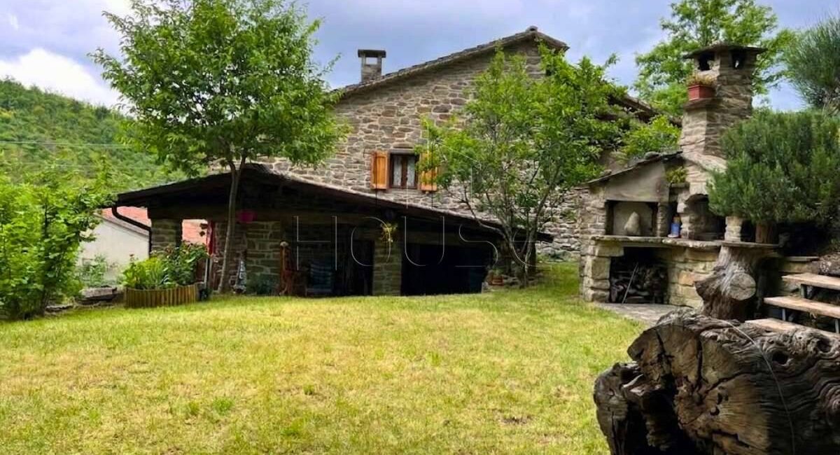 Porzione di casolare in pietra immersa nel verde