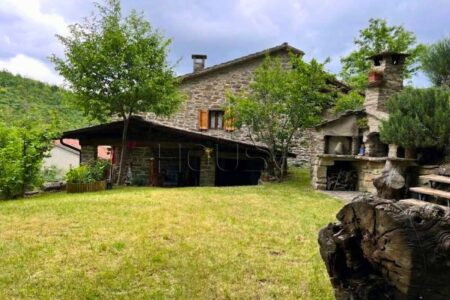 Porzione di casolare in pietra immersa nel verde
