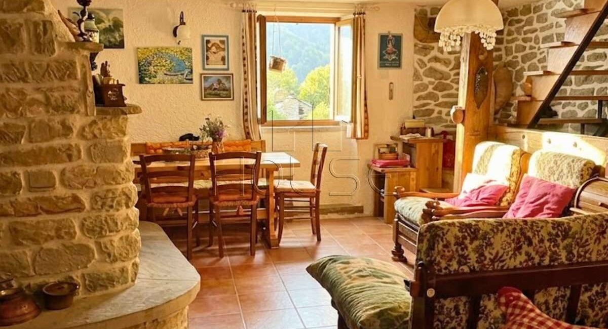 Porzione di casolare in pietra immersa nel verde