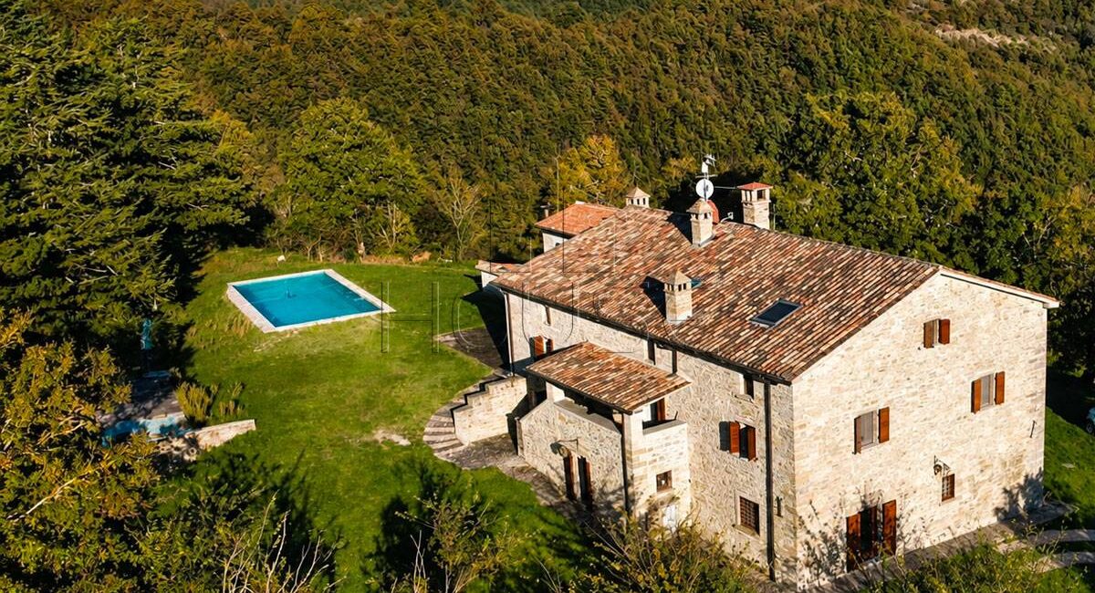 Casale panoramico con piscina completamente ristrutturato