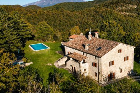 Casale panoramico con piscina completamente ristrutturato