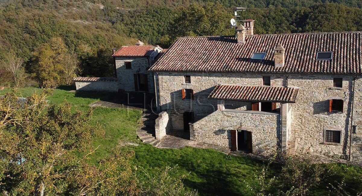 Casale panoramico con piscina completamente ristrutturato