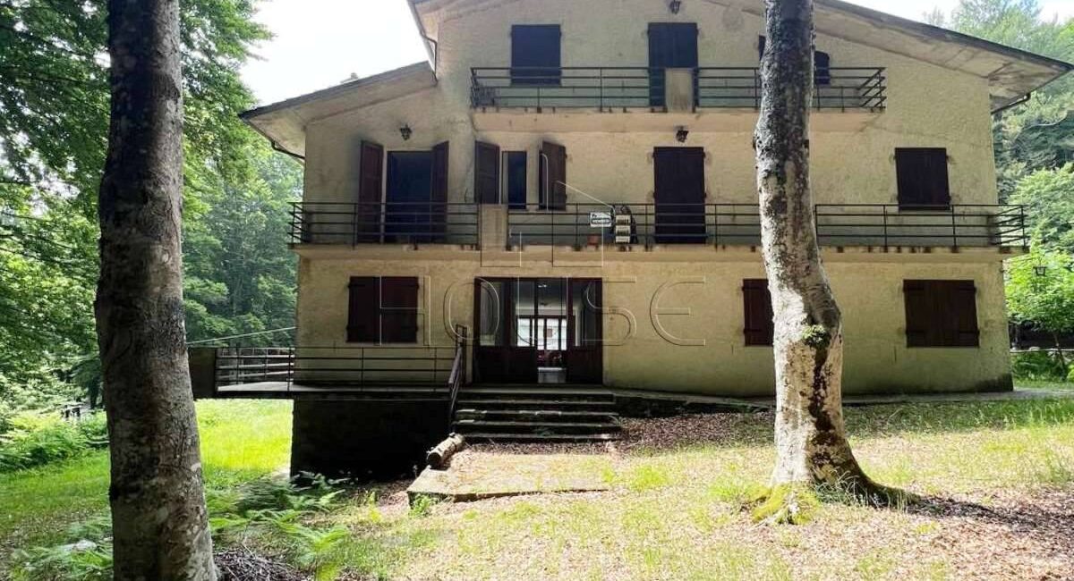 Appartamento a piano primo con garage e terrazzi