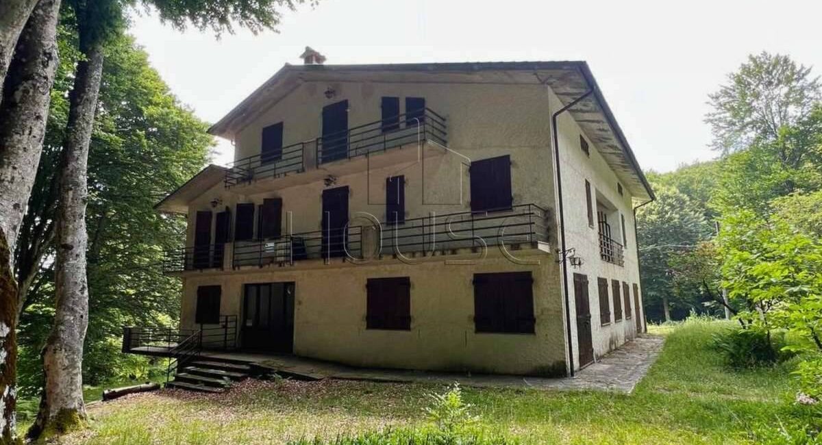 Appartamento a piano primo con garage e terrazzi