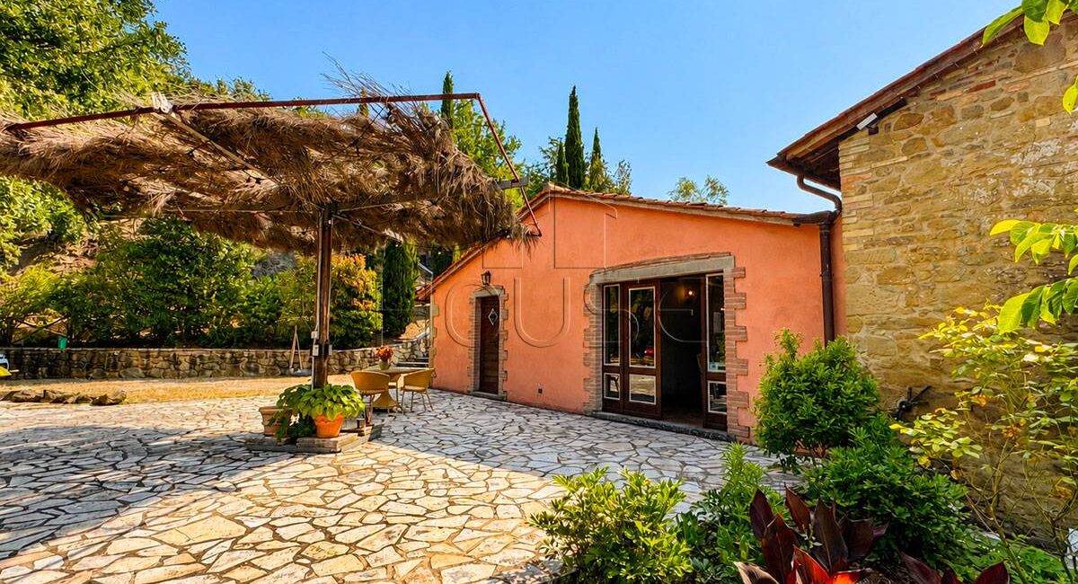 Casale Ristrutturato con sei appartamenti e piscina