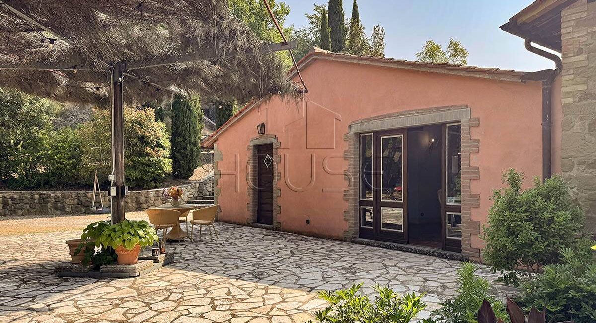 Casale Ristrutturato con sei appartamenti e piscina