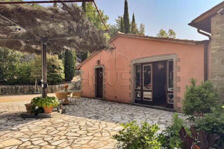 Casale Ristrutturato con sei appartamenti e piscina