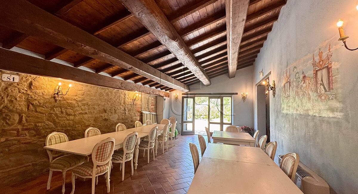 Casale Ristrutturato con sei appartamenti e piscina