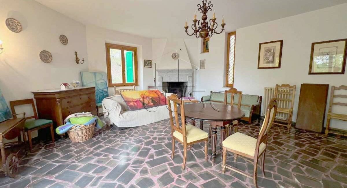 Villa singola con 9.000 mq di terreno e mansarda abitabile