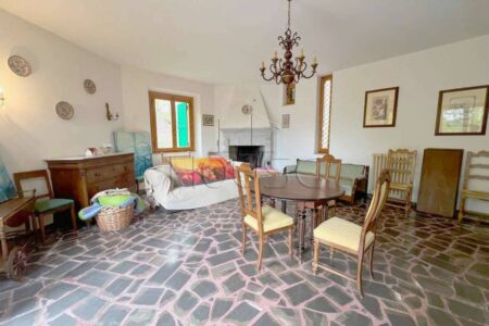 Villa singola con 9.000 mq di terreno e mansarda abitabile