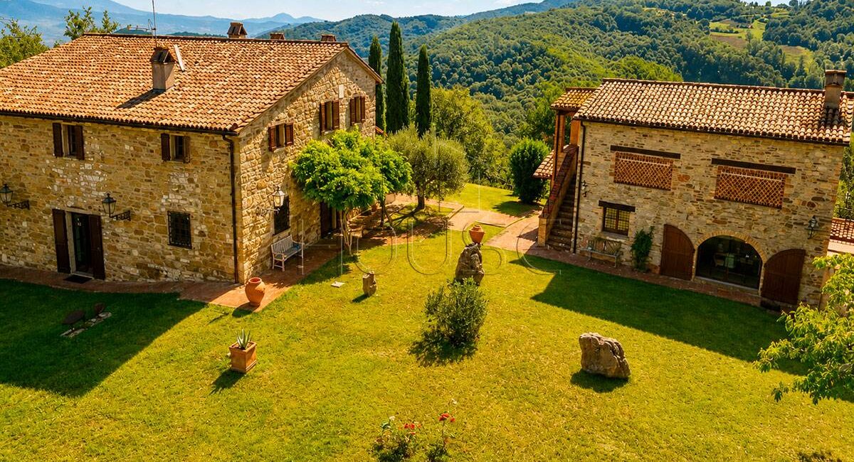 Meraviglioso podere con due casali