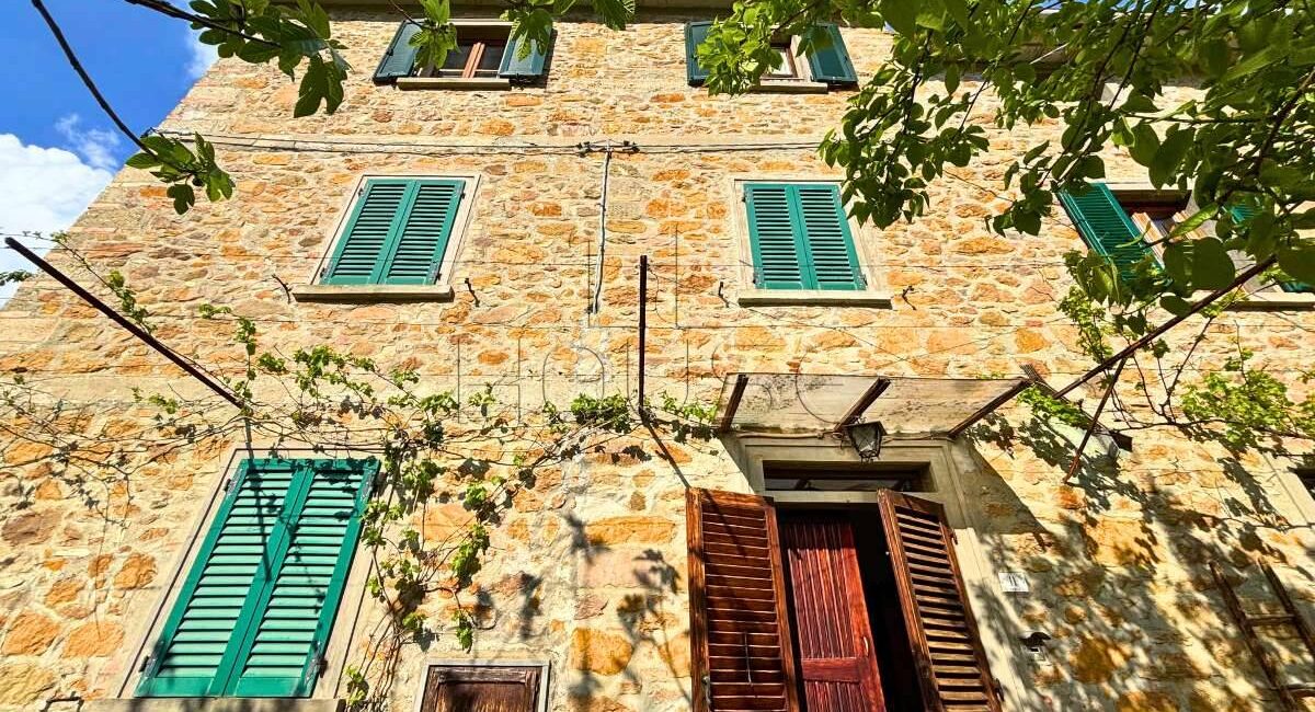 Porzione di casa colonica con giardino privato