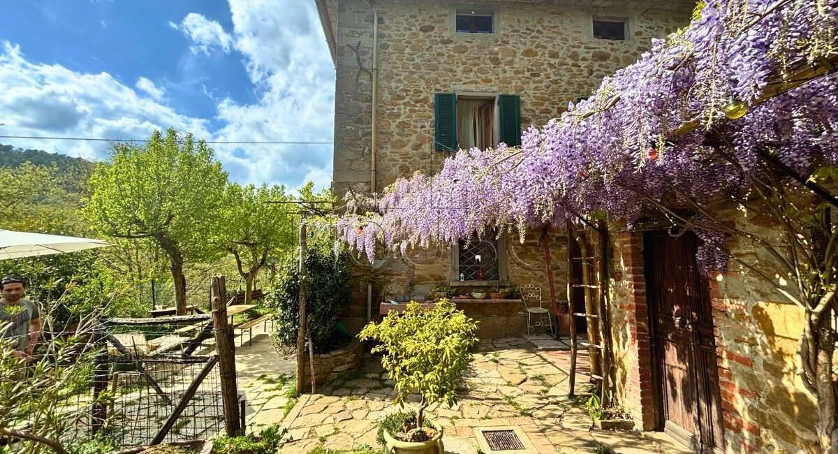 Porzione di casa colonica con giardino privato