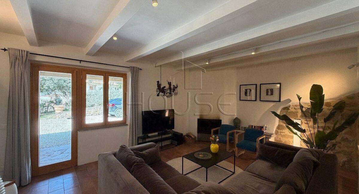 Casale ristrutturato con piscina, uliveto e vista panoramica