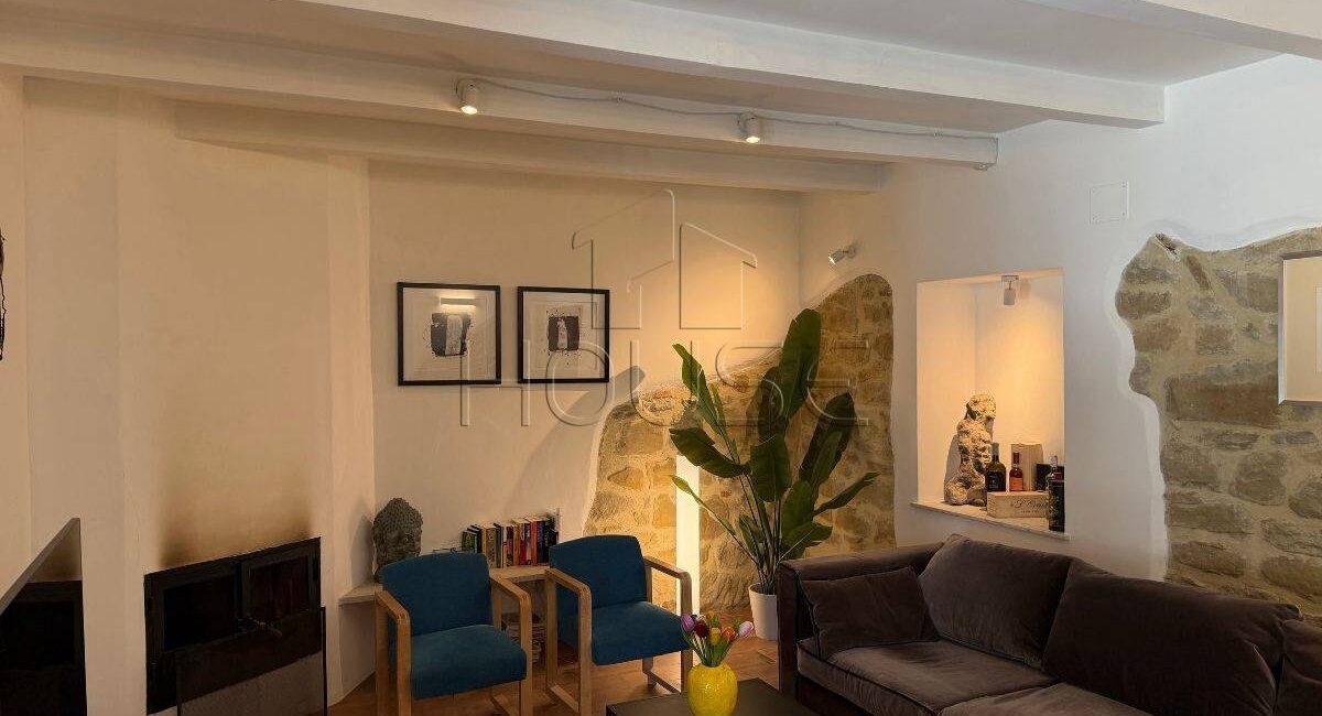 Casale ristrutturato con piscina, uliveto e vista panoramica