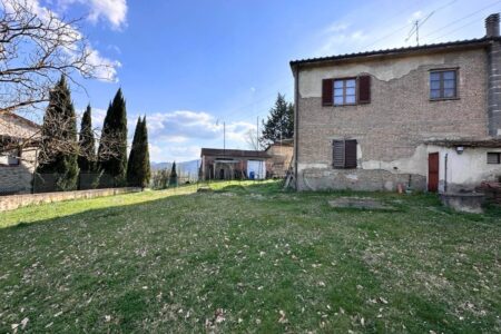 Casa singola con ampio giardino privato