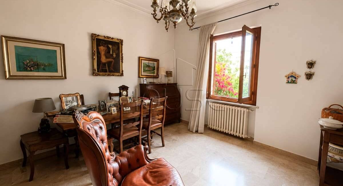 Casa singola con giardino e garage