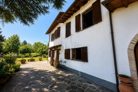 Villa con ampio terreno circostante