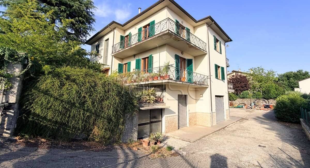 Casa singola con due appartamenti