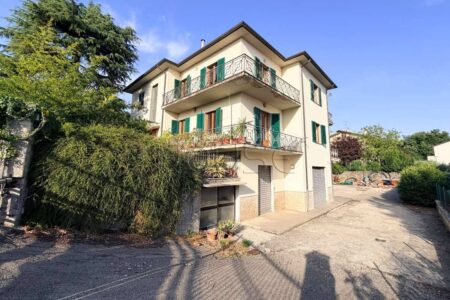 Casa singola con due appartamenti