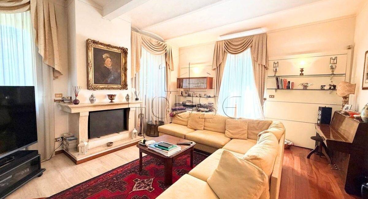 Villa d’epoca con parco privato e dependance
